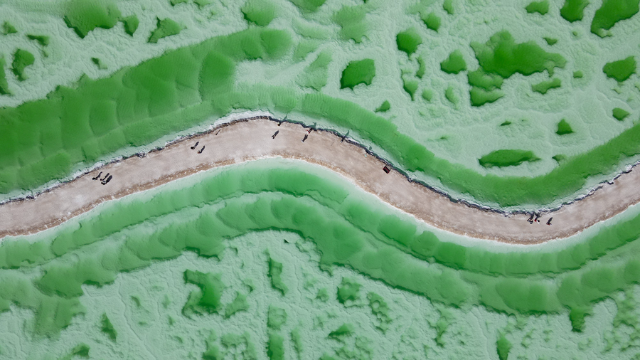 在茫崖翡翠湖，感受大自然神奇的色彩