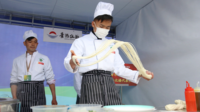 拉面技藝哪家強？來看青?；〉倪@場比拼！